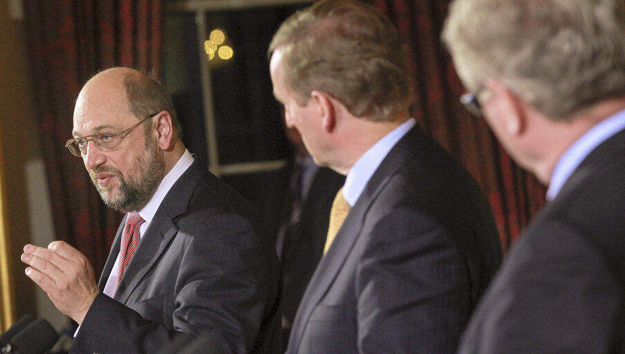 Valokuva 26: European Parliament President Martin Schulz (L), Irish Prime Minister Enda Kenny (C) and deputy Prime Minister Eamon Gilmore (R) speak to journalists during a press conference at Dublin Castle in Dublin, Ireland on November 29, 2012.