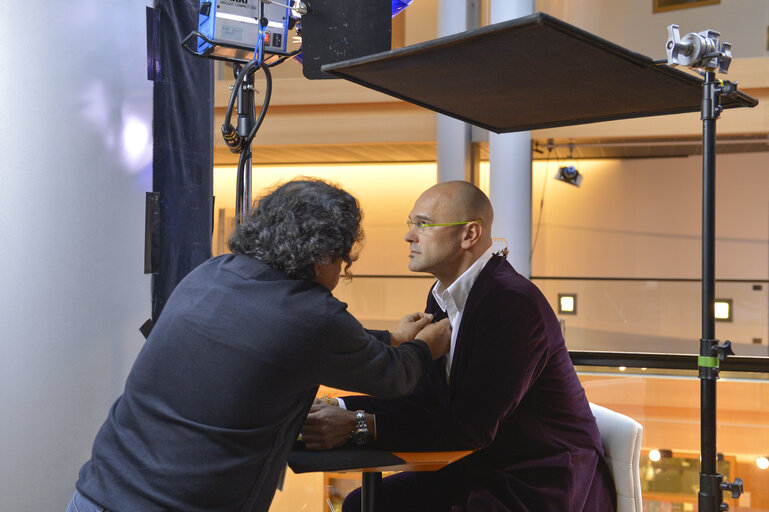 Photo 18: Stand up Position 1 at the Lobby set in Strasbourg