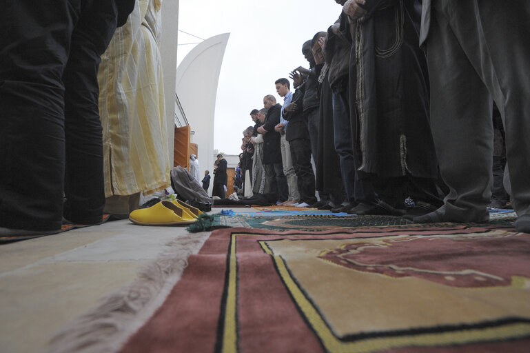 Fotografija 17: Muslims praying in the Strasbourg Mosque