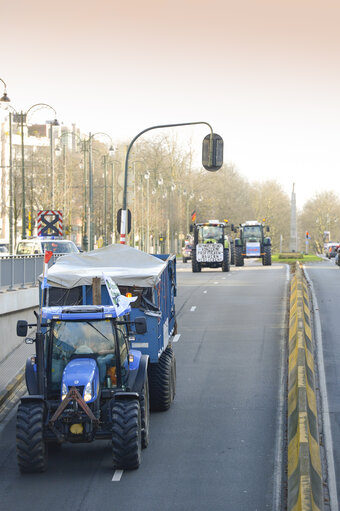 Φωτογραφία 33: Demonstration called '1,000 tractors to Brussels' by European milk producers in the European area of Brussels