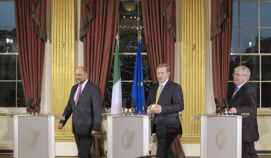 Fotogrāfija 22: European Parliament President Martin Schulz (L), Irish Prime Minister Enda Kenny (C) and deputy Prime Minister Eamon Gilmore (R) arrive for a short press conference at Dublin Castle in Dublin, Ireland on November 29, 2012.