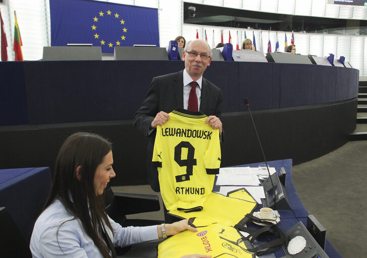 Foto 3: Handover Dortmund football team jersey