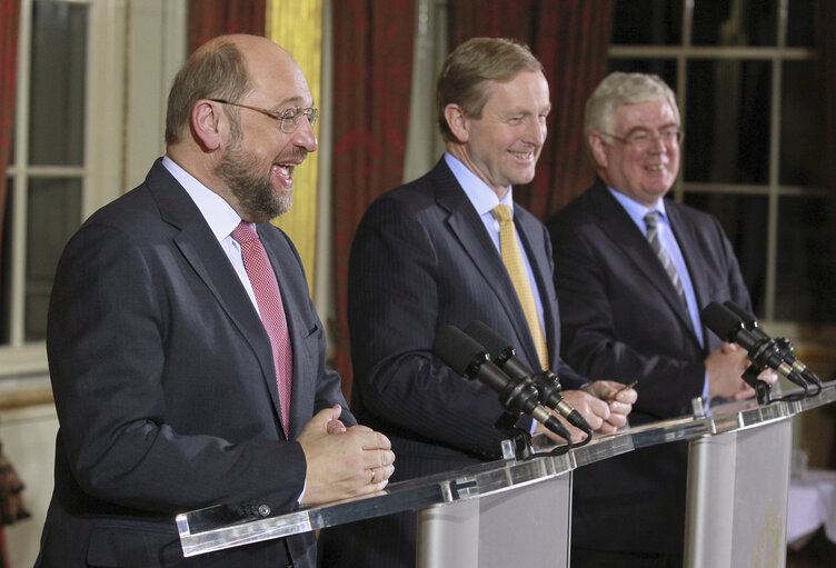 Valokuva 24: European Parliament President Martin Schulz (L), Irish Prime Minister Enda Kenny (C) and deputy Prime Minister Eamon Gilmore (R) laugh during a press conference at Dublin Castle in Dublin, Ireland on November 29, 2012.