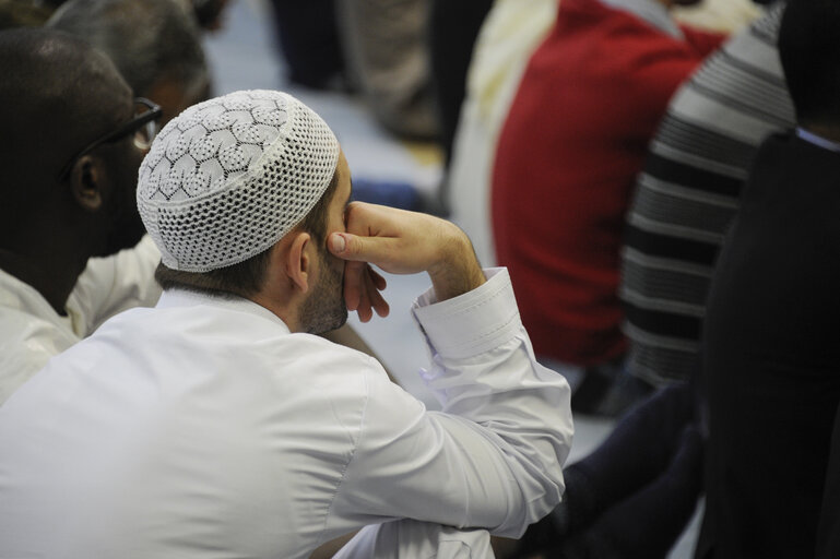 Valokuva 12: Muslims praying in the Strasbourg Mosque