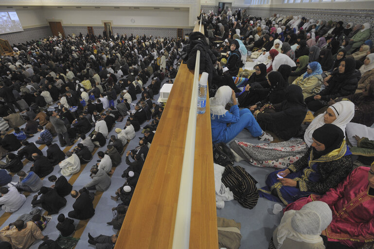 Photo 29: Muslims praying in the Strasbourg Mosque