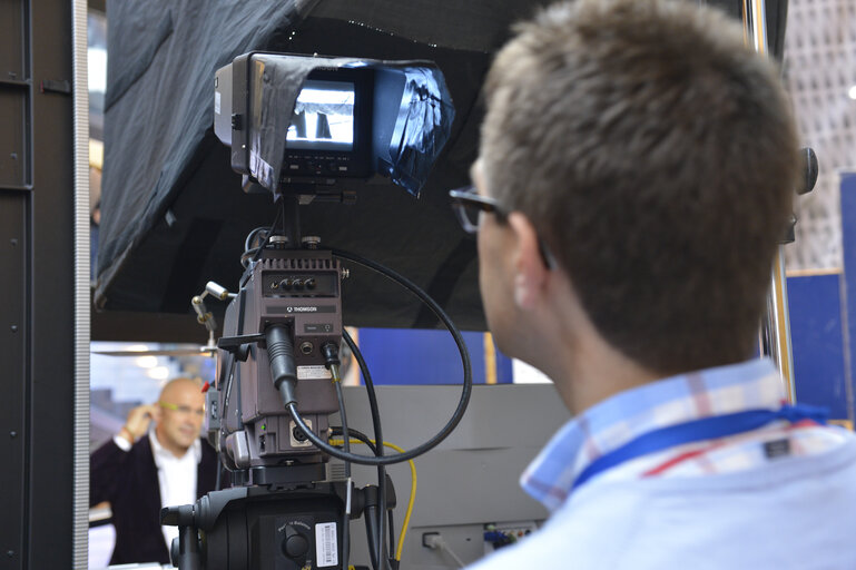 Photo 5: Stand up Position 1 at the Lobby set in Strasbourg