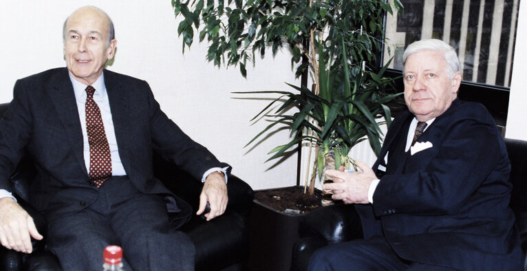 Photo 6 : Valery GISCARD D'ESTAING with Helmut SCHMIDT at the European Parliament.