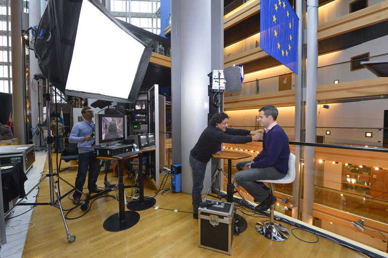 Photo 3: Stand up Position 1 at the Lobby set in Strasbourg