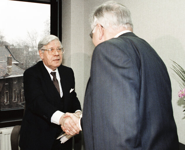 Fotagrafa 3: EP President Egon KLEPSCH meets with Helmut SCHMIDT at the European Parliament.