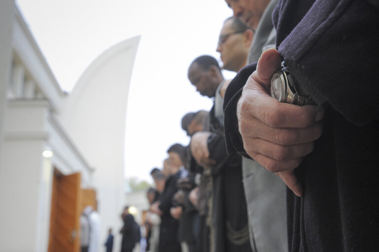 Fotografija 16: Muslims praying in the Strasbourg Mosque