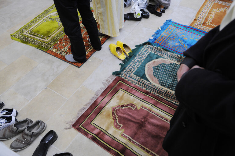 Foto 20: Muslims praying in the Strasbourg Mosque