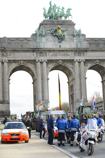 Φωτογραφία 24: Demonstration called '1,000 tractors to Brussels' by European milk producers in the European area of Brussels