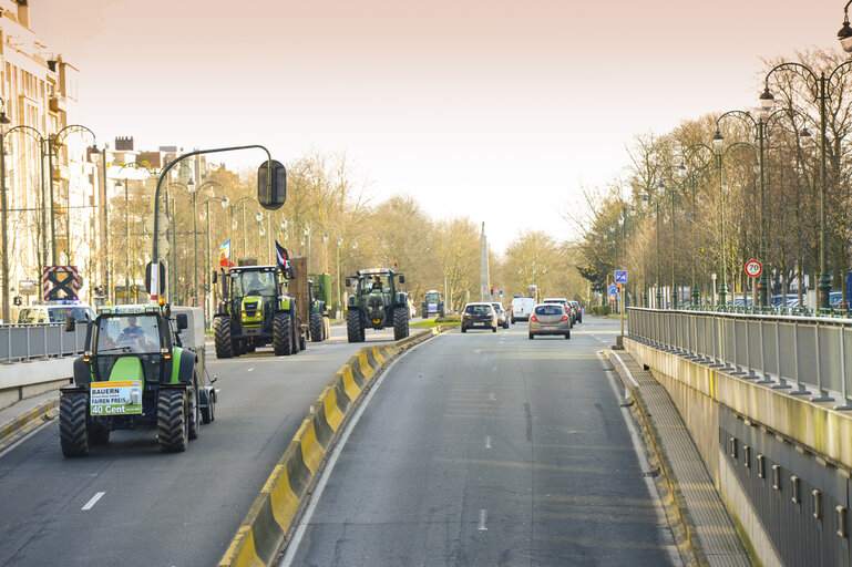 Φωτογραφία 34: Demonstration called '1,000 tractors to Brussels' by European milk producers in the European area of Brussels