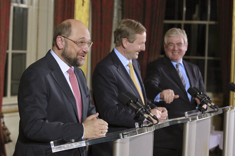 Fotogrāfija 23: European Parliament President Martin Schulz (L), Irish Prime Minister Enda Kenny (C) and deputy Prime Minister Eamon Gilmore (R) laugh during a  press conference at Dublin Castle in Dublin, Ireland on November 29, 2012.