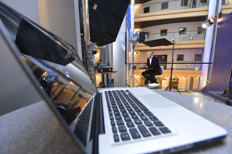 Photo 17: Stand up Position 1 at the Lobby set in Strasbourg