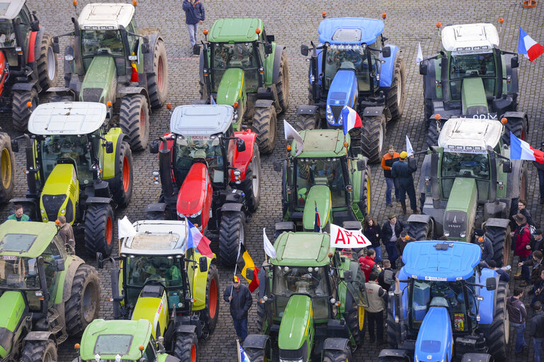 Φωτογραφία 18: Demonstration called '1,000 tractors to Brussels' by European milk producers in the European area of Brussels