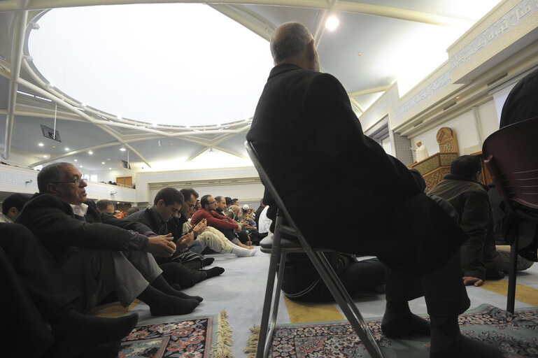 Fotografia 9: Muslims praying in the Strasbourg Mosque