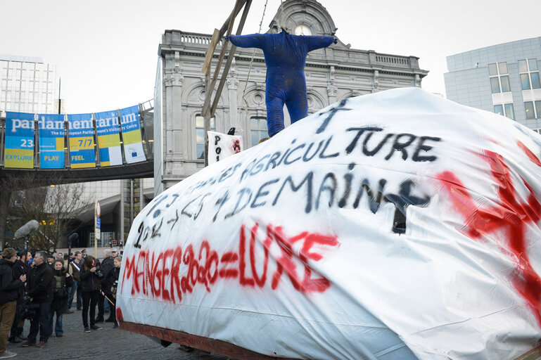 Φωτογραφία 2: Demonstration called '1,000 tractors to Brussels' by European milk producers in the European area of Brussels.