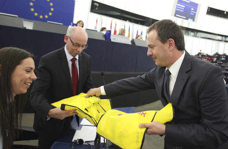 Φωτογραφία 4: Handover Dortmund football team jersey