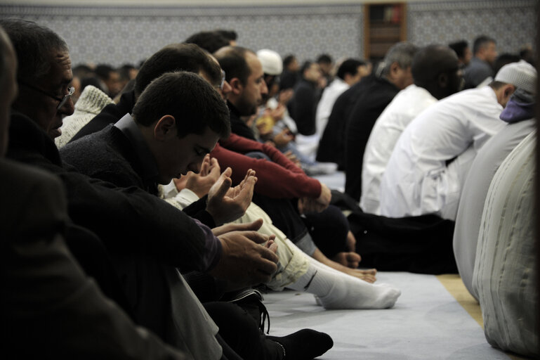 Φωτογραφία 10: Muslims praying in the Strasbourg Mosque