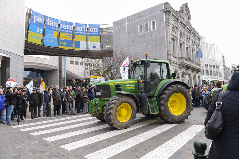 Φωτογραφία 11: Demonstration called '1,000 tractors to Brussels' by European milk producers in the European area of Brussels