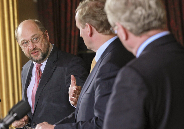 Valokuva 25: European Parliament President Martin Schulz (L), Irish Prime Minister Enda Kenny (C) and deputy Prime Minister Eamon Gilmore (R) speak during a short press conference at Dublin Castle in Dublin, Ireland on November 29, 2012.