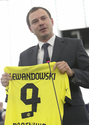 Φωτογραφία 5: Handover Dortmund football team jersey