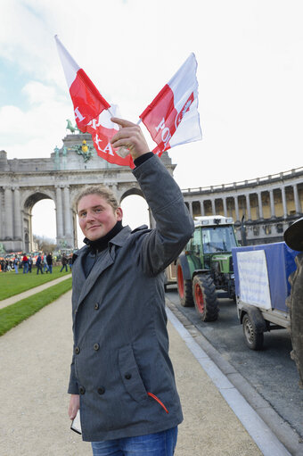 Φωτογραφία 27: Demonstration called '1,000 tractors to Brussels' by European milk producers in the European area of Brussels