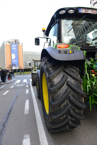 Φωτογραφία 15: Demonstration called '1,000 tractors to Brussels' by European milk producers in the European area of Brussels