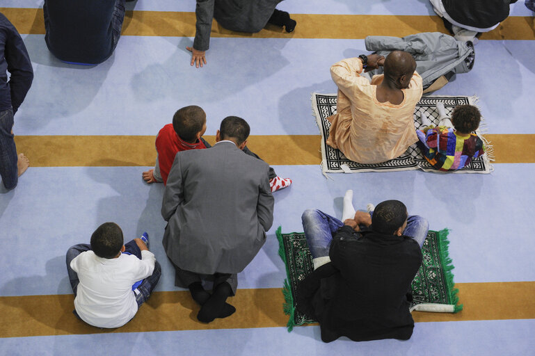 Nuotrauka 38: Muslims praying in the Strasbourg Mosque