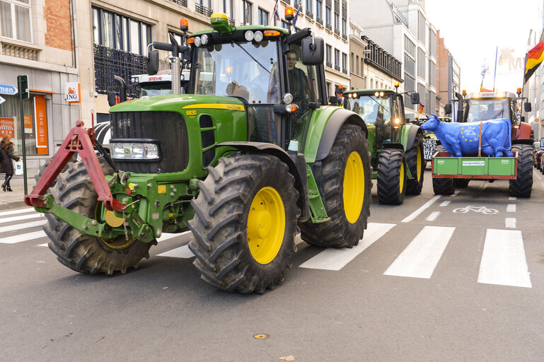 Fotografija 14: Demonstration called '1,000 tractors to Brussels' by European milk producers in the European area of Brussels