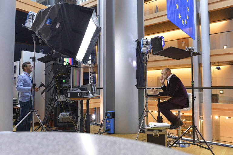 Photo 10: Stand up Position 1 at the Lobby set in Strasbourg