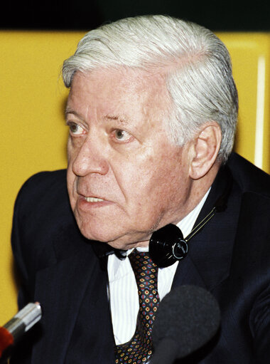 Снимка 10: Helmut SCHMIDT in a meeting at the European Parliament.