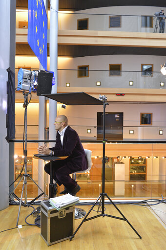 Photo 20: Stand up Position 1 at the Lobby set in Strasbourg