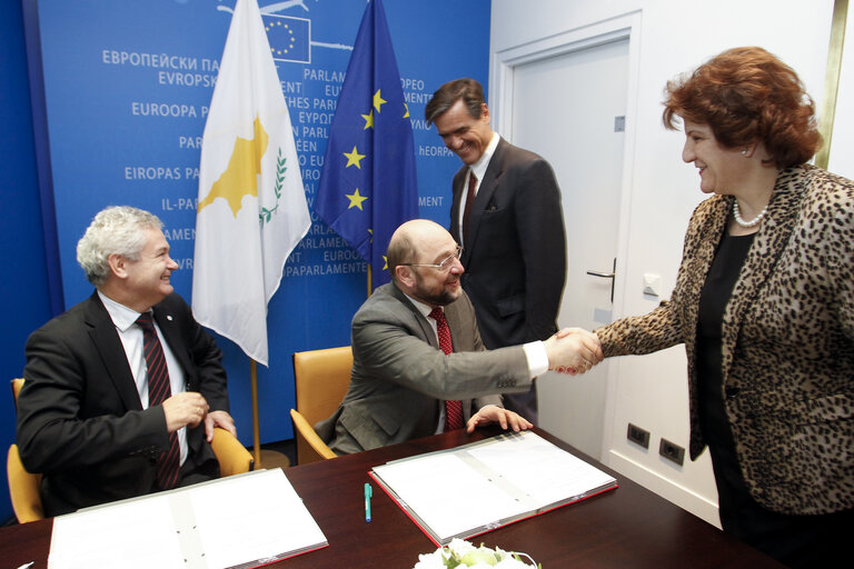 Foto 8: Lex Signing including directives on the Single European Railway Area (Recast), on minimum level of training of seafarers, regulation on agricultural product quality schemes, decision on 2013 as the European Year of Citizens.