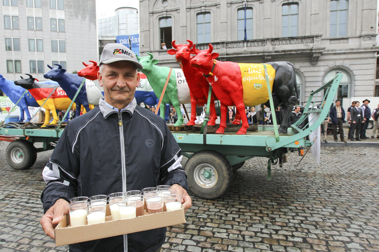 Fotografie 14: Milk producers of the European Milk Board protest in front of the European Parliament to draw attention to the pressing problems of the milk market.