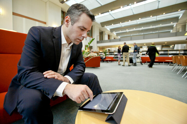 Fotografie 12: MEP Alexander ALVARO in the EP library in Brussels for the library's promotion