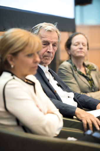 Foto 1: Film screening Le Capital of film maker Costa Gavras. Debate Les march?©s financiers : le pouvoir jusqu'o?? ?