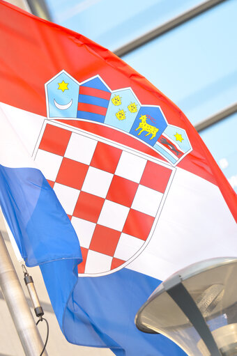 Fotografija 9: Flag of a new incoming member state in front of the European Parliament in Brussels