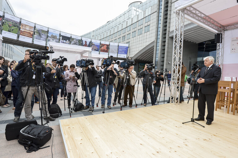 Fotografie 23: Opening ceremony of the 'Be CROative' exhibition on the esplanade at the European Parliament in Brussels