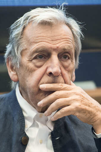 Fotografija 9: Film screening Le Capital of film maker Costa Gavras. Debate Les march?©s financiers : le pouvoir jusqu'o?? ?