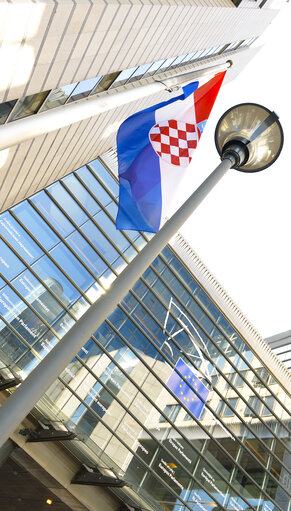 Fotografija 13: Flag of a new incoming member state in front of the European Parliament in Brussels