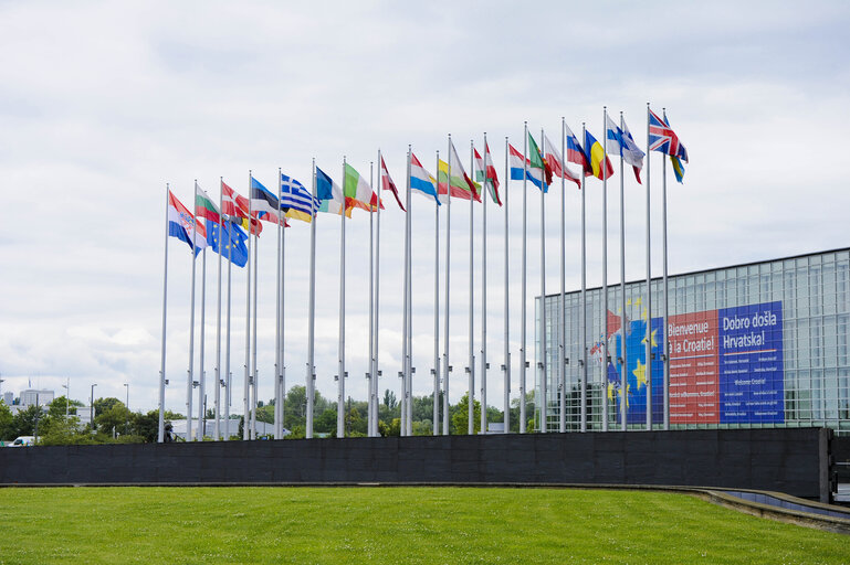 Fotografia 6: Flags in front of the European Parliament in Strasbourg