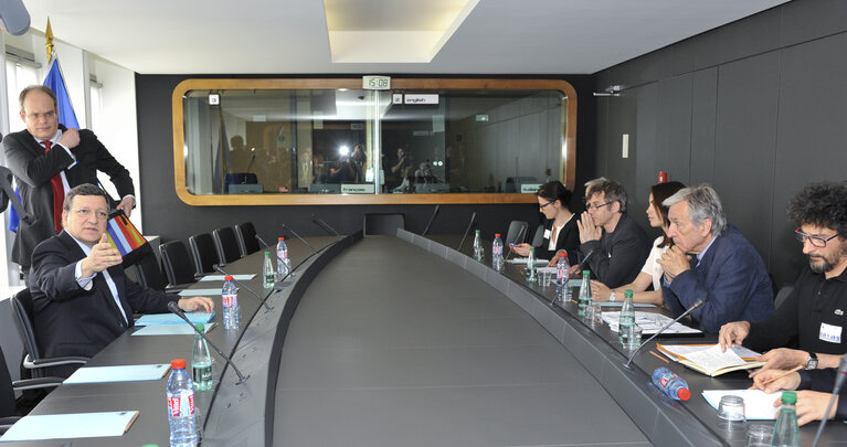 Foto 1: As result of the mobilization of MEPs, a delegation of artists and actors come to Parliament to bring the claims of the sector against the EU-US agreement