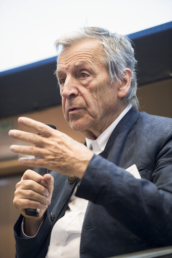 Fotografija 7: Film screening Le Capital of film maker Costa Gavras. Debate Les march?©s financiers : le pouvoir jusqu'o?? ?