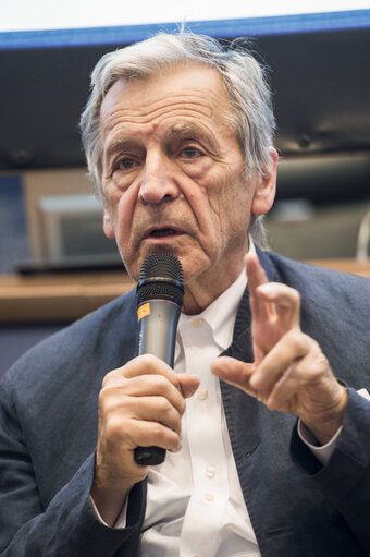 Fotografija 3: Film screening Le Capital of film maker Costa Gavras. Debate Les march?©s financiers : le pouvoir jusqu'o?? ?