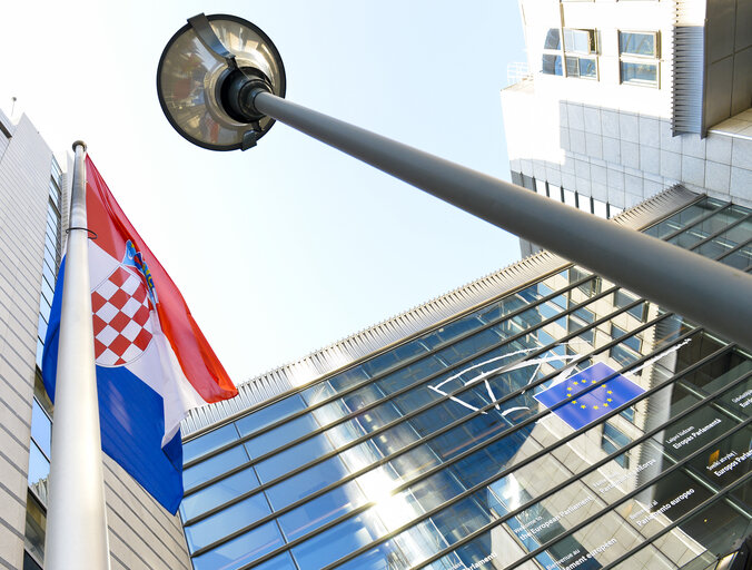 Fotografija 12: Flag of a new incoming member state in front of the European Parliament in Brussels