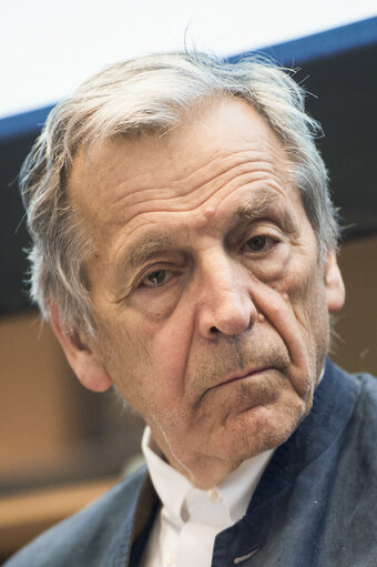 Fotografija 2: Film screening Le Capital of film maker Costa Gavras. Debate Les march?©s financiers : le pouvoir jusqu'o?? ?