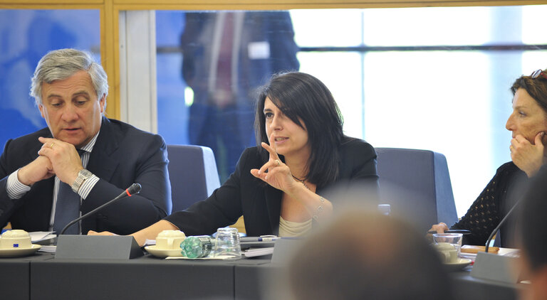 Fotografi 2: Italian MEPs and citizens meet with European Commissioner in charge of Industry and Entrepreneurship