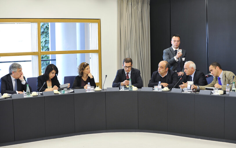 Fotografi 8: Italian MEPs and citizens meet with European Commissioner in charge of Industry and Entrepreneurship